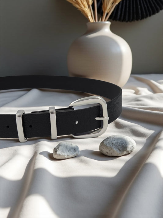 Milleniva siyah kadın kemeri, çift köprülü ve gümüş renk metal tokalı, suni deri, modern ve kullanışlı.