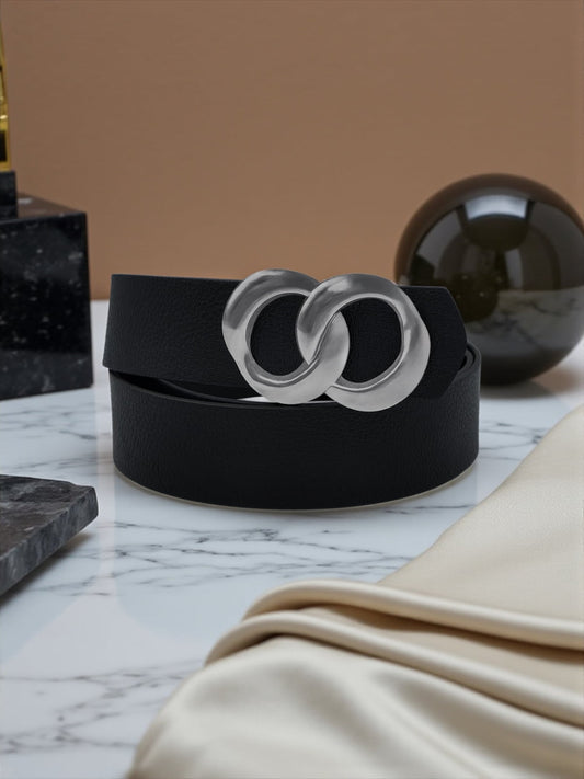 Milleniva kadın kemeri, gümüş sonsuzluk tokasıyla her tarza uyum sağlar. Siyah suni deri, dayanıklı ve zarif.