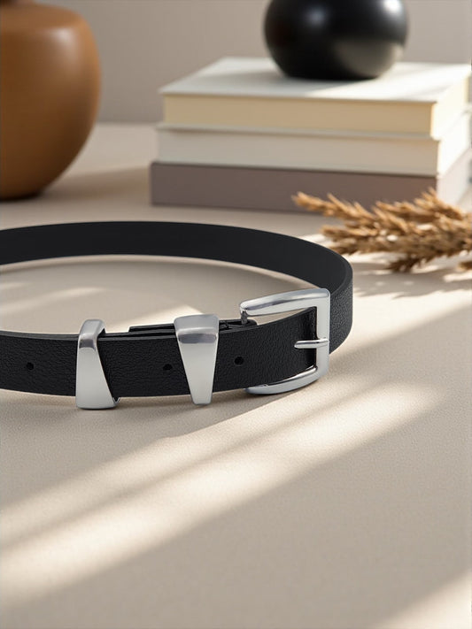 Milleniva günlük kadın kemeri, suni deri siyah ve asimetrik köprülü, gümüş renk tokalı.