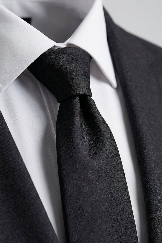 Milleniva Siyah Dokulu Mikrofiber Kravat - Yakın Çekim Düğüm ve Kumaş Detayı