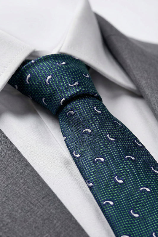 Koyu Yeşil Nokta Dokulu Mikrofiber Kravat - Yakın Plan Kumaş ve Düğüm Detayı