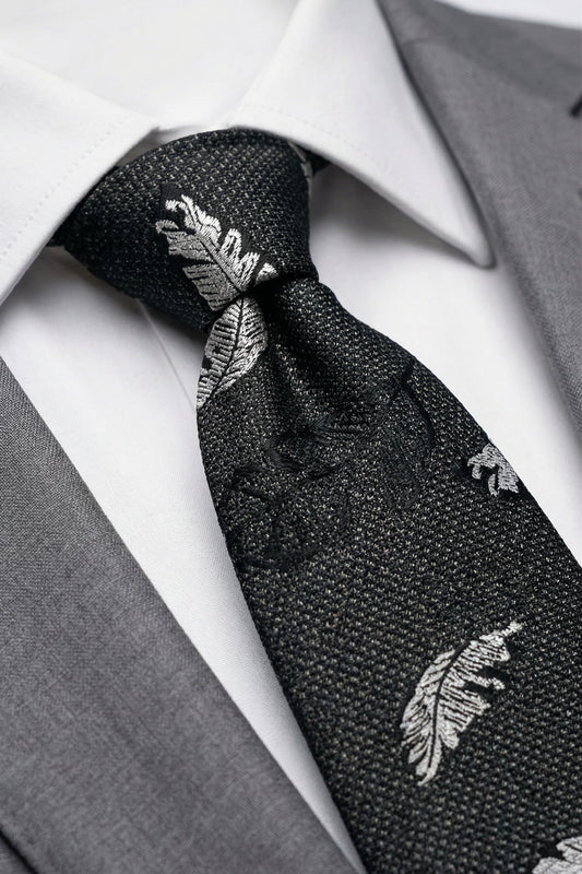 Milleniva Siyah Gümüş Tüy Desenli Mikrofiber Kravat - Bağlanmış Düğüm ve Yaka Yakın Çekim