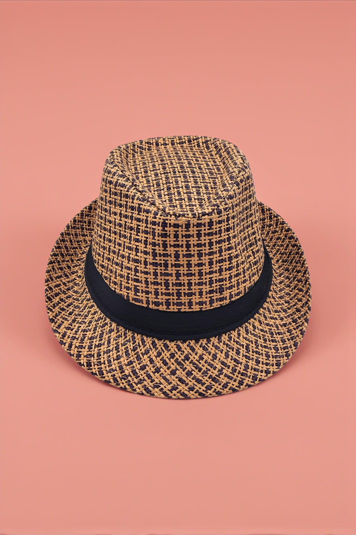 Hasır fötr şapka, desenli doku, siyah bantlı. Yazlık unisex trilby şapka trendi, Milleniva.