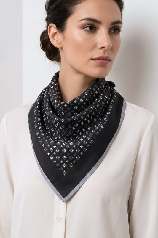 Milleniva kare kadın fular, saçta bandana bağlama tarzıyla modern ve lüks bir stil oluşturuyor; saç aksesuarı kombini.