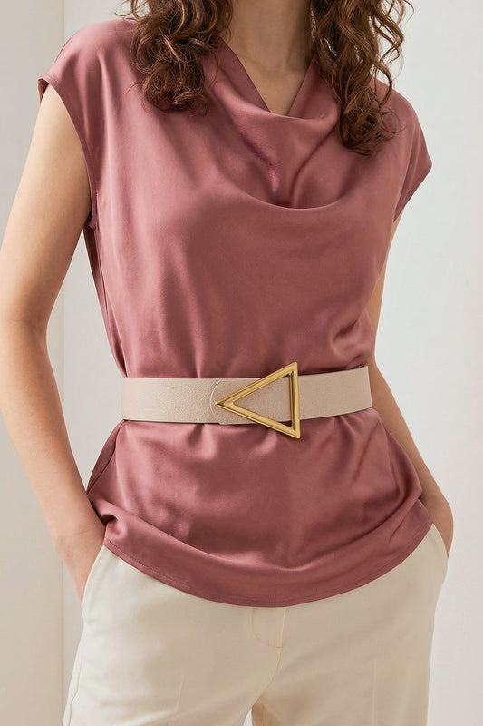 Ekru suni deri Milleniva kadın kemeri. Modern altın üçgen toka detaylı, günlük kullanım.