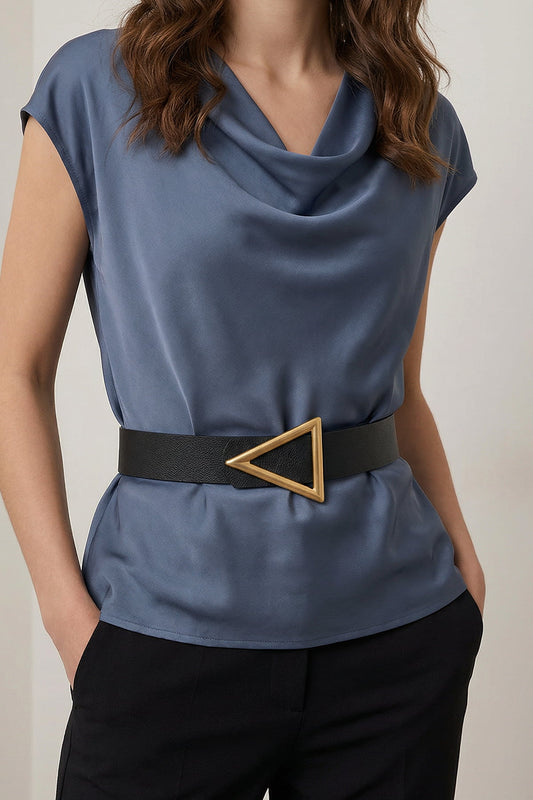 Milleniva siyah suni deri kadın kemeri. Üçgen tokalı, günlük kullanıma uygun. Kadın giyim aksesuarı.