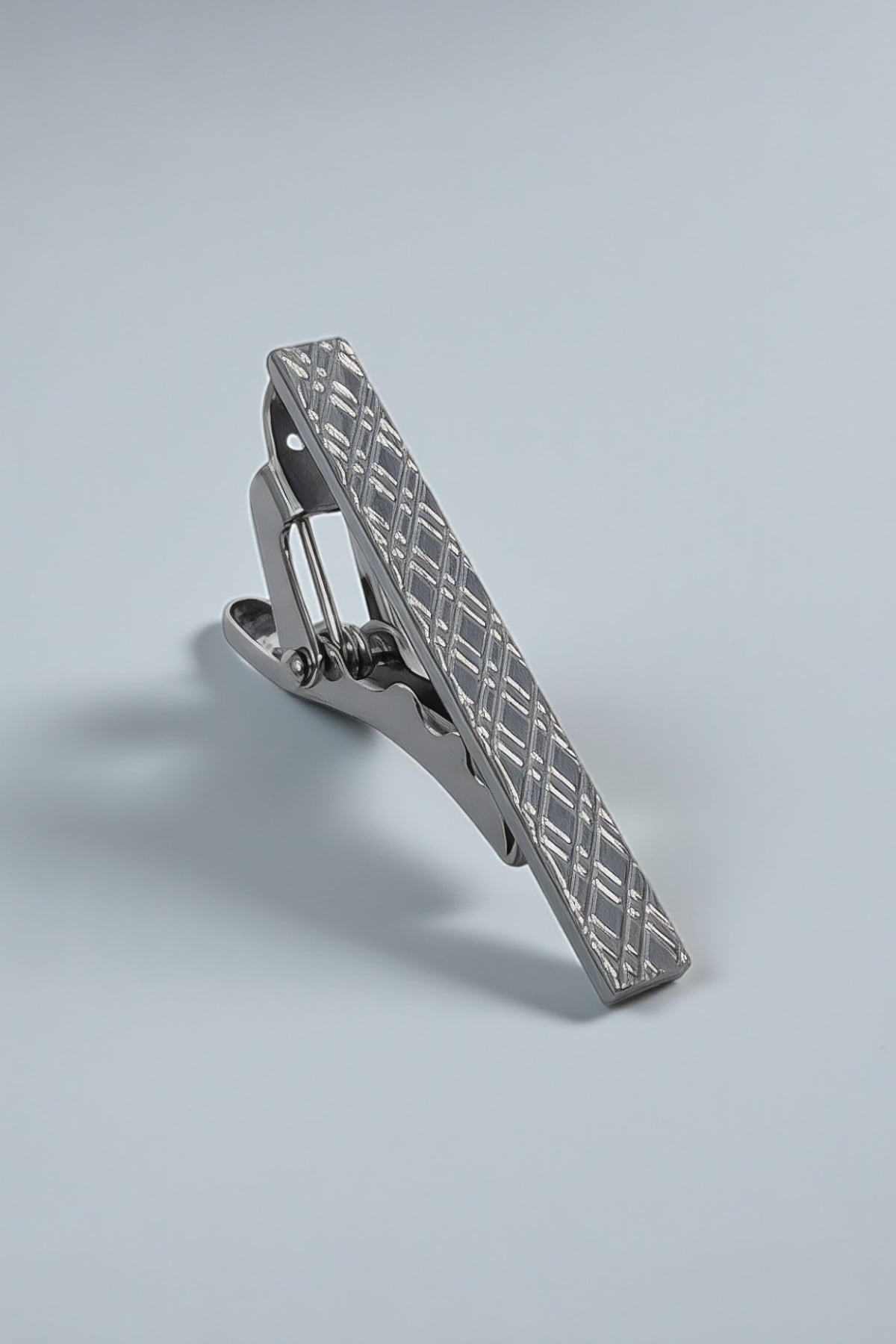 Milleniva gümüş renk metal slim elmas desenli kravat iğnesi. Erkekler için klasik giyim aksesuarı.