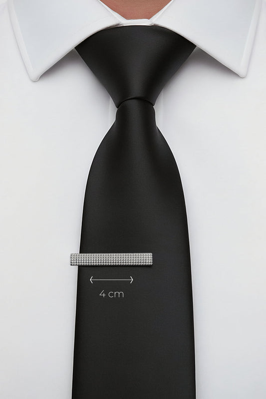 Milleniva 4 cm slim kravat iğnesi, nokta desenli gümüş renk. Erkek takım elbise aksesuarı, iş ve özel günler.