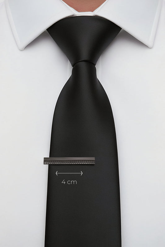 Milleniva 4 cm slim koyu gri kravat iğnesi, metal, modern erkek stili için şık detay, iş ve özel davetler.