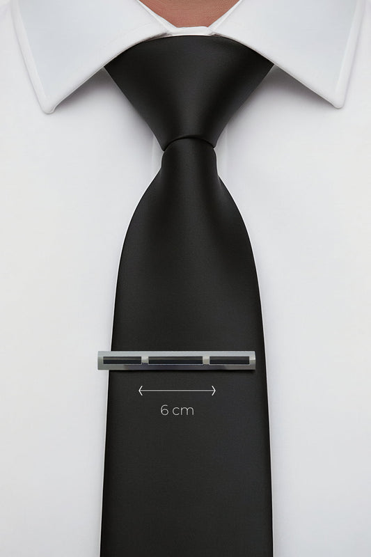 Milleniva gümüş siyah çizgi desenli kravat iğnesi. 6 cm uzunluğunda, metal erkek aksesuarı. İş ve davet kombinlerine şıklık katar.