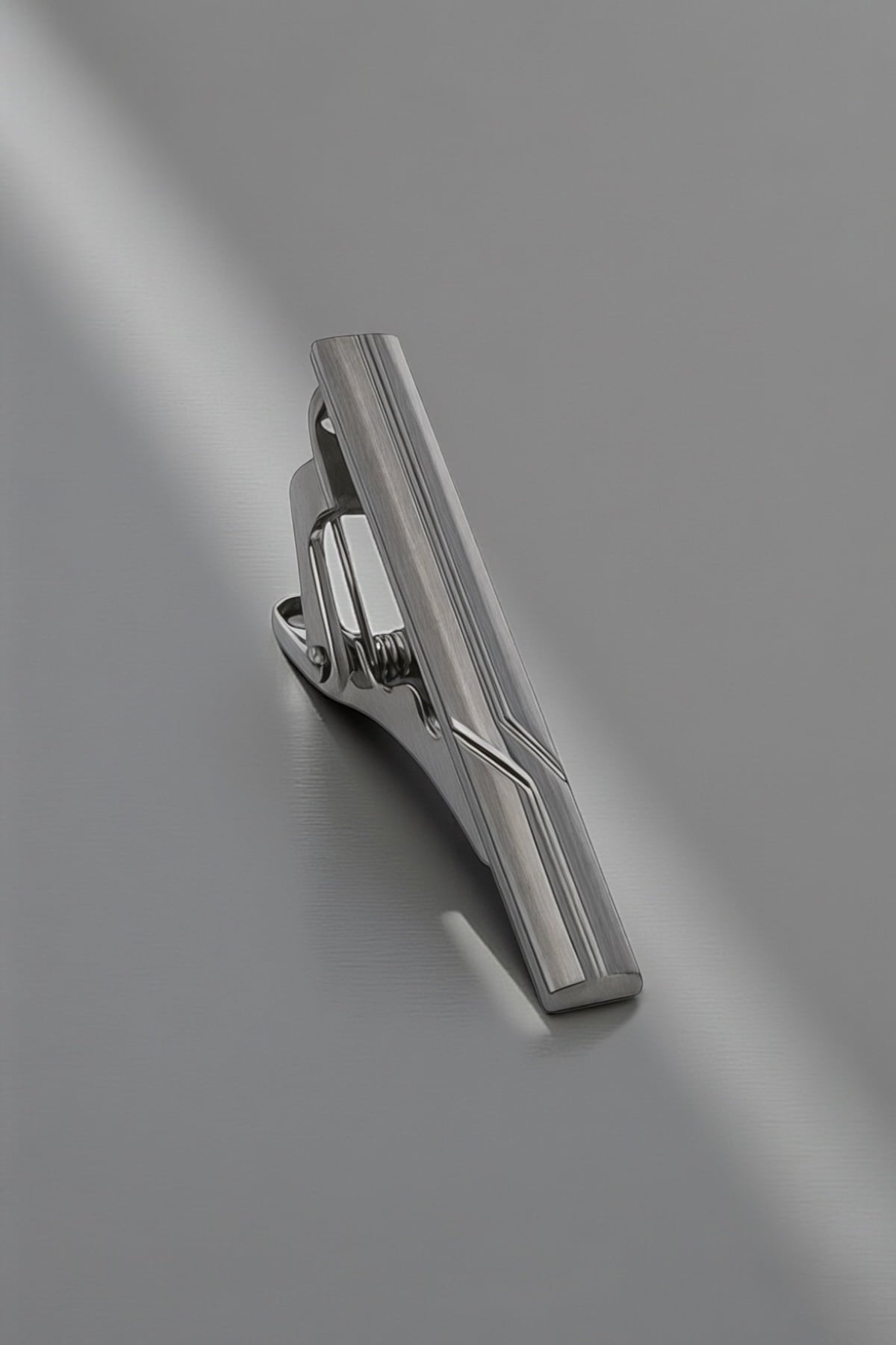 Milleniva slim gümüş metal kravat iğnesi. Erkekler için modern, çizgi desenli iş ve klasik giyim aksesuarı.