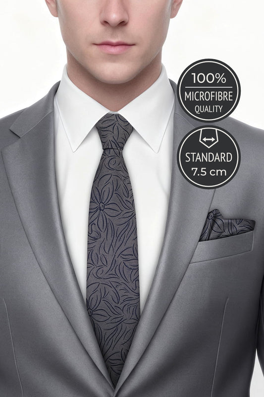 Gri takım elbise üstünde Milleniva standart 7.5 cm mikrofiber çiçekli erkek kravatı. Şık kombin.
