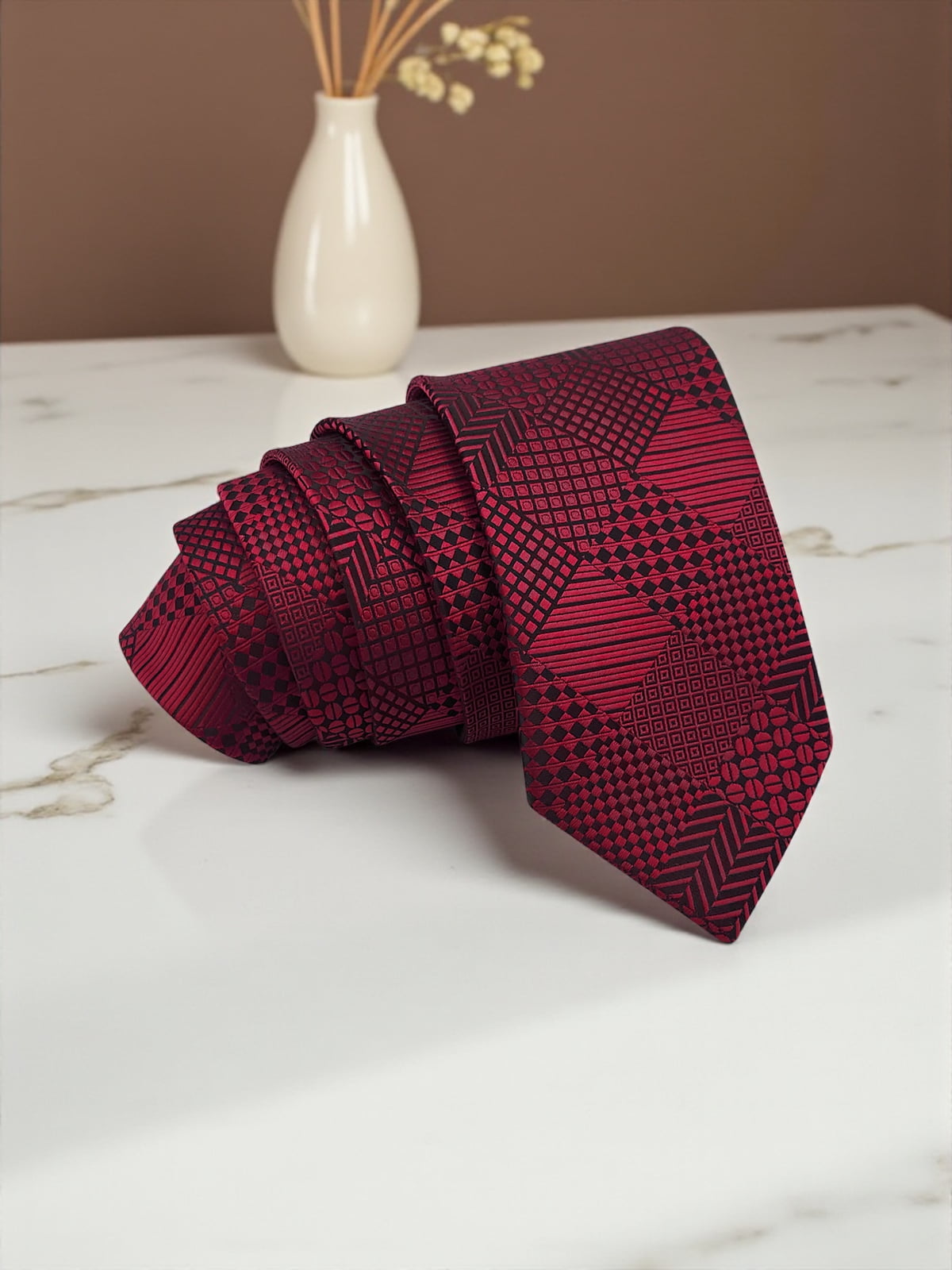 Milleniva mikrofiber bordo desenli kravat. Erkekler için özel tasarım.