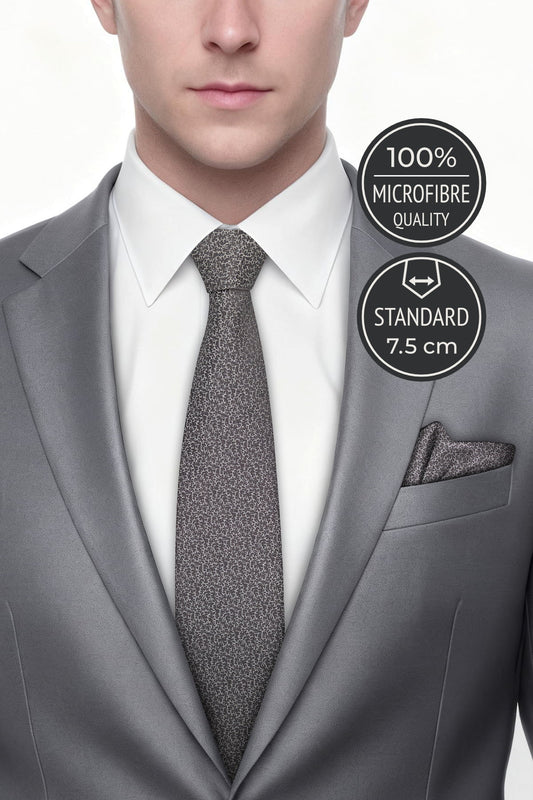 Model üzerinde Milleniva mikro desenli standart 7.5 cm gri kravat. %100 mikrofiber.
