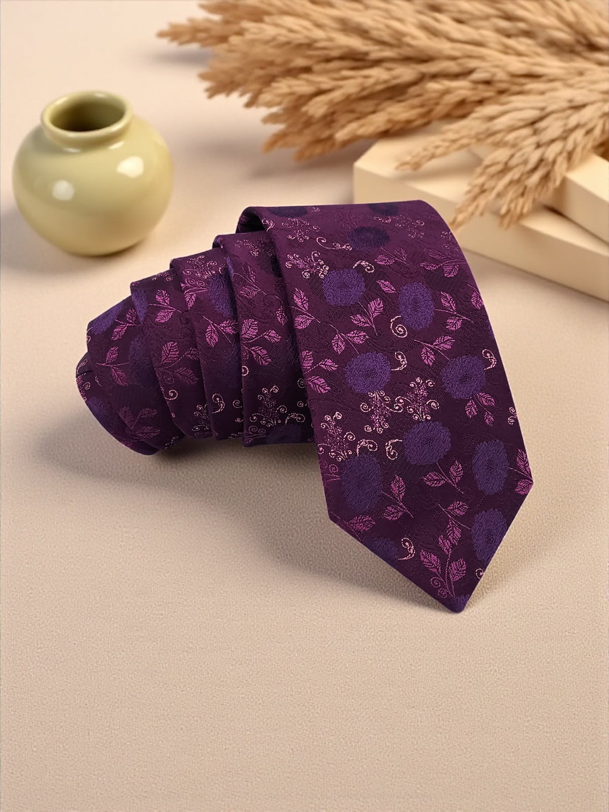 Milleniva erkek mor çiçekli kravat. Mikrofiber şık erkek kravatı.
