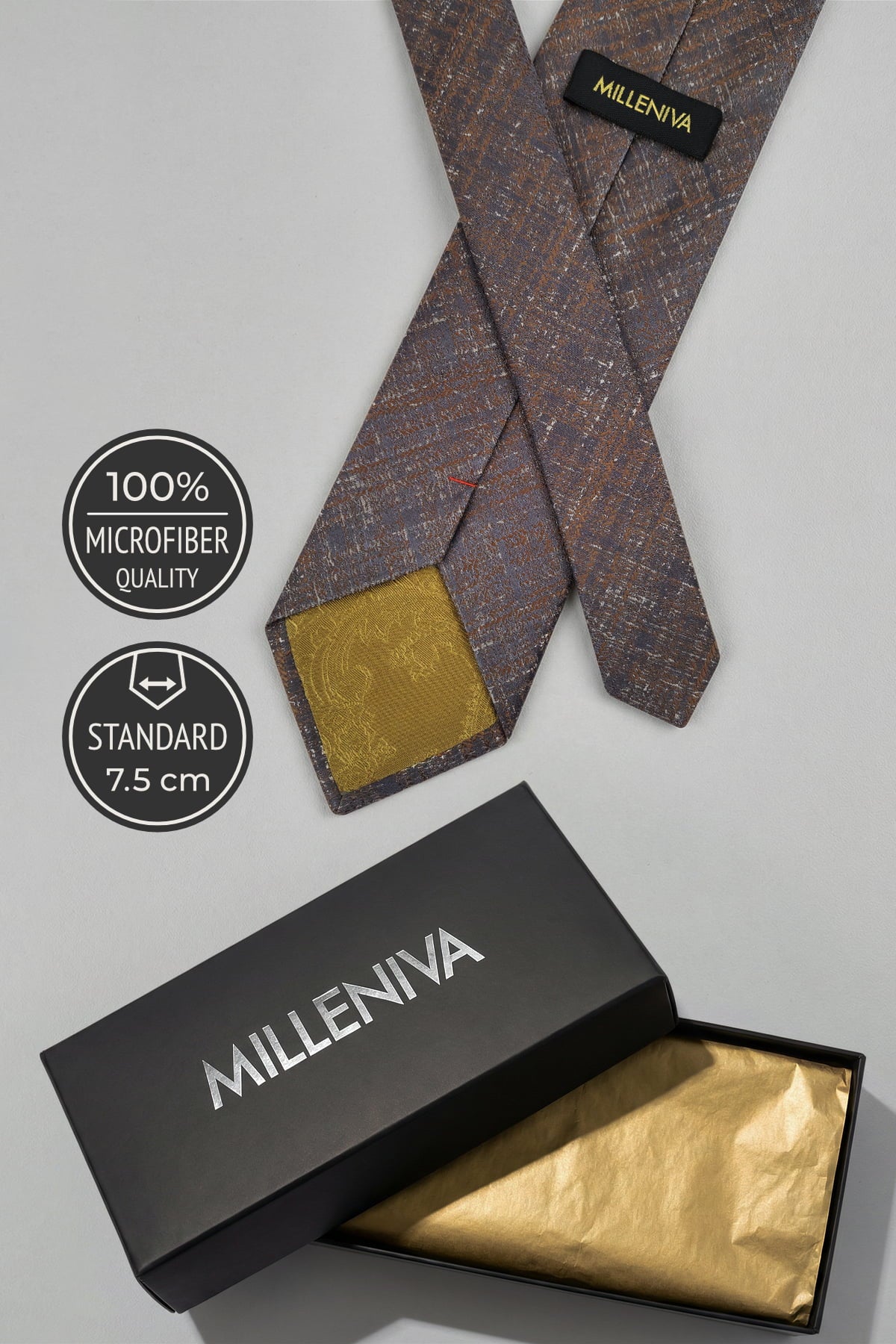Milleniva 7.5cm Mikrofiber Kravat - Siyah Logolu Kutu ve Altın Desenli Astar Detayı