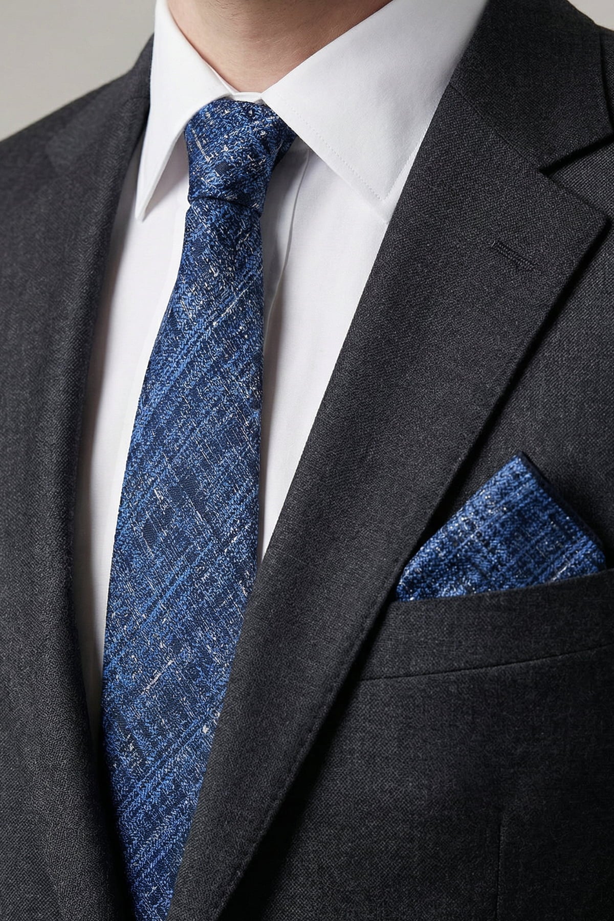 Milleniva Lacivert Kırçıllı Dokulu Mikrofiber Kravat ve Mendil - Gri Takım Kombini