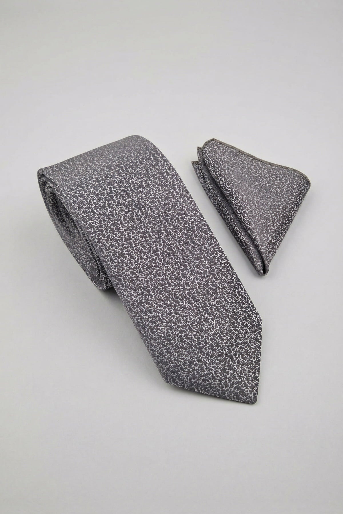 Milleniva Antrasit Gri Soyut Desenli Mikrofiber Kravat ve Cep Mendili Seti - Ürün Görünümü