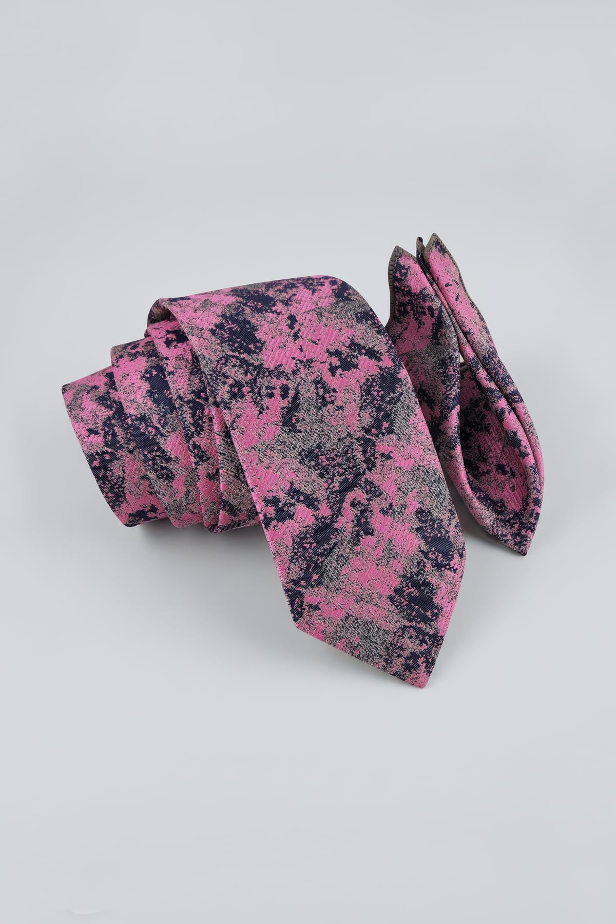 Pembe ve gri batik desenli erkek kravat ve cep mendili