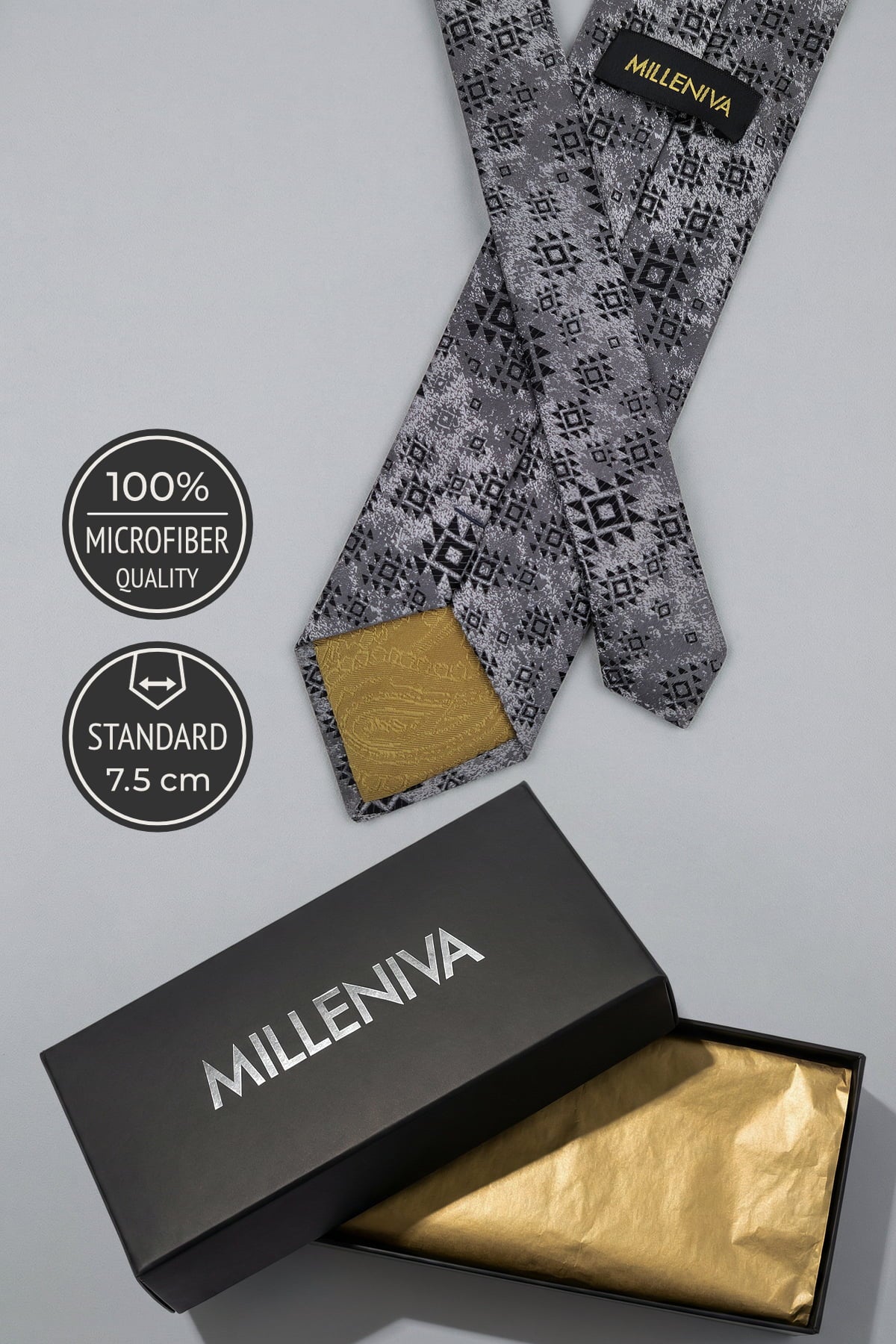 Milleniva 7.5cm Siyah Mikrofiber Kravat - Özel Hediye Kutusu ve Marka Etiketi Görünümü