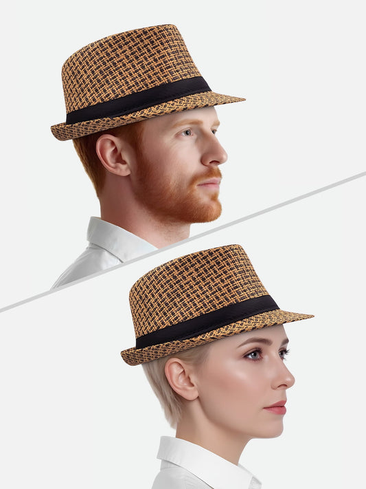 Unisex desenli hasır fötr şapka giyen bir kadın ve erkek. Yazlık trilby şapka modeli, kağıt hasır.