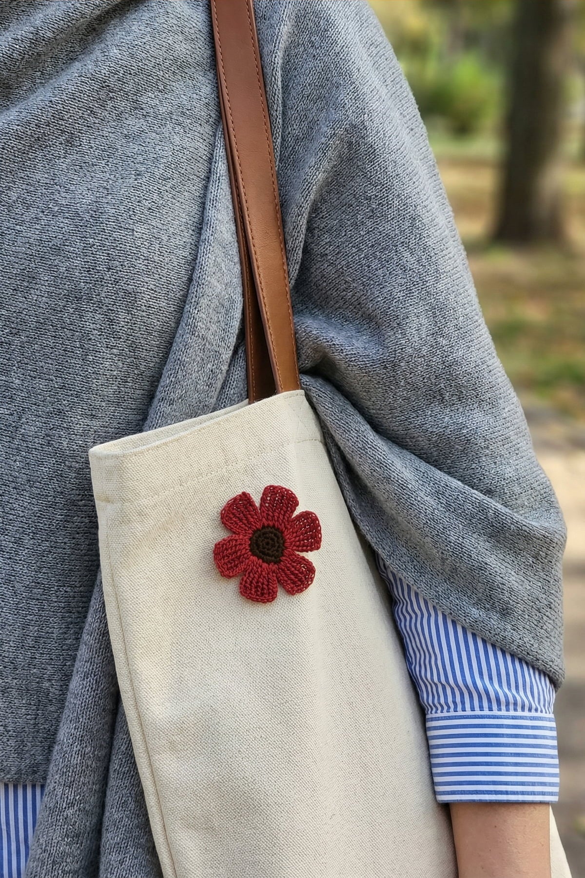 Milleniva el örgüsü broş, kanvas bez çanta aksesuarı ve gri şal kombinasyonu ile minimalist günlük kadın sokak stili.