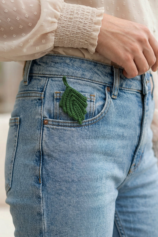 Milleniva el örgüsü broş modelleri ile yüksek bel trend kadın kot pantolon cebinde yaratıcı aksesuar kombinleri.