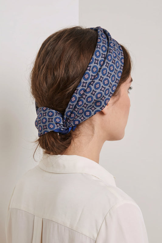 Milleniva pamuksu dokulu kare fular, retro saç bandı ve bandana stiliyle günlük kadın modasını tamamlıyor.