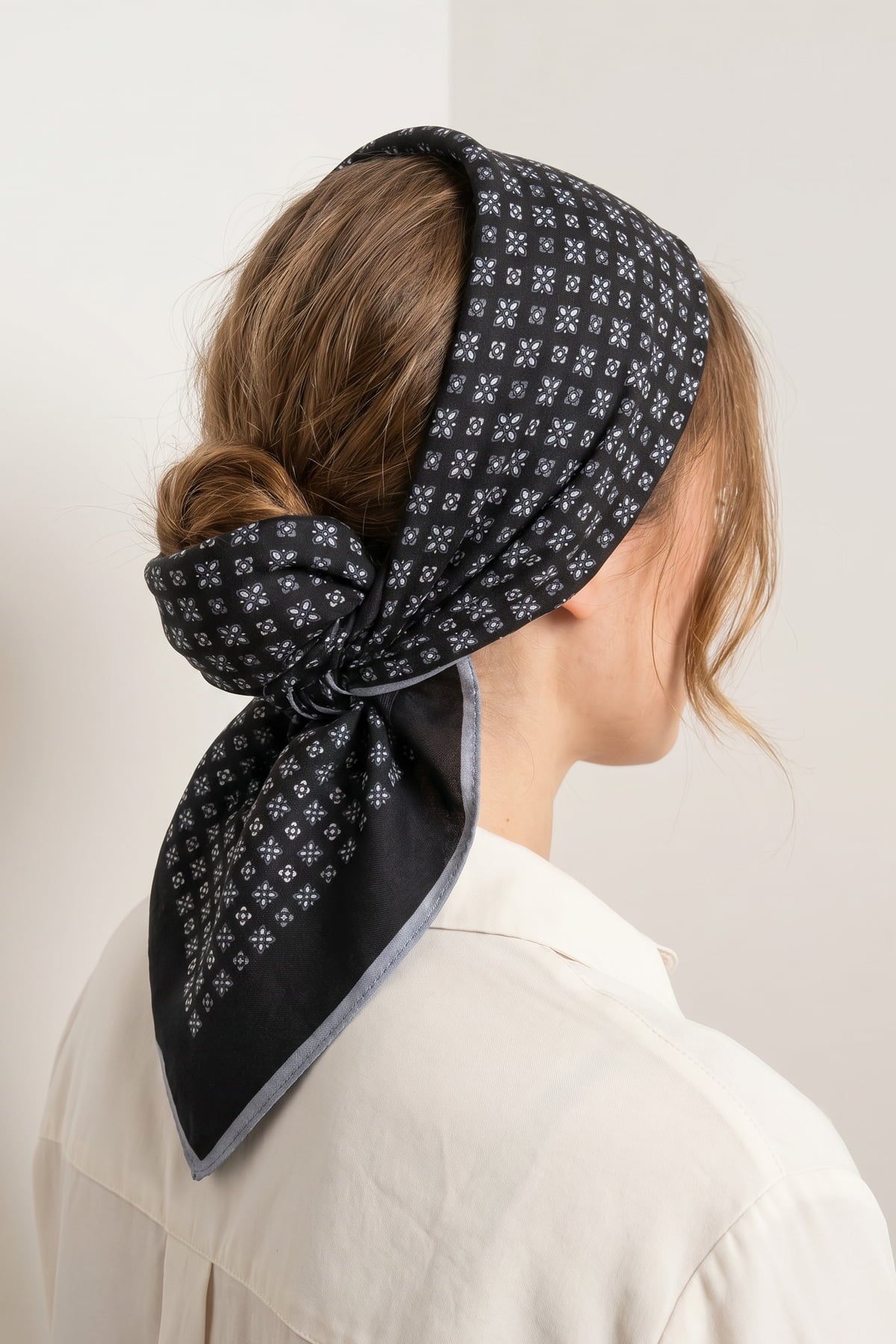 Milleniva kare kadın fular, saçta bandana bağlama tarzıyla modern ve lüks bir stil oluşturuyor; saç aksesuarı kombini.