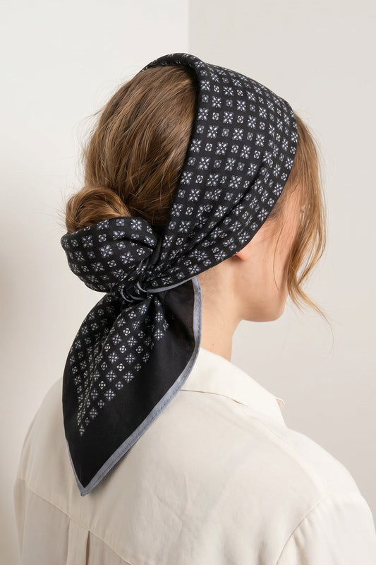 Milleniva kare kadın fular, saçta bandana bağlama tarzıyla modern ve lüks bir stil oluşturuyor; saç aksesuarı kombini.