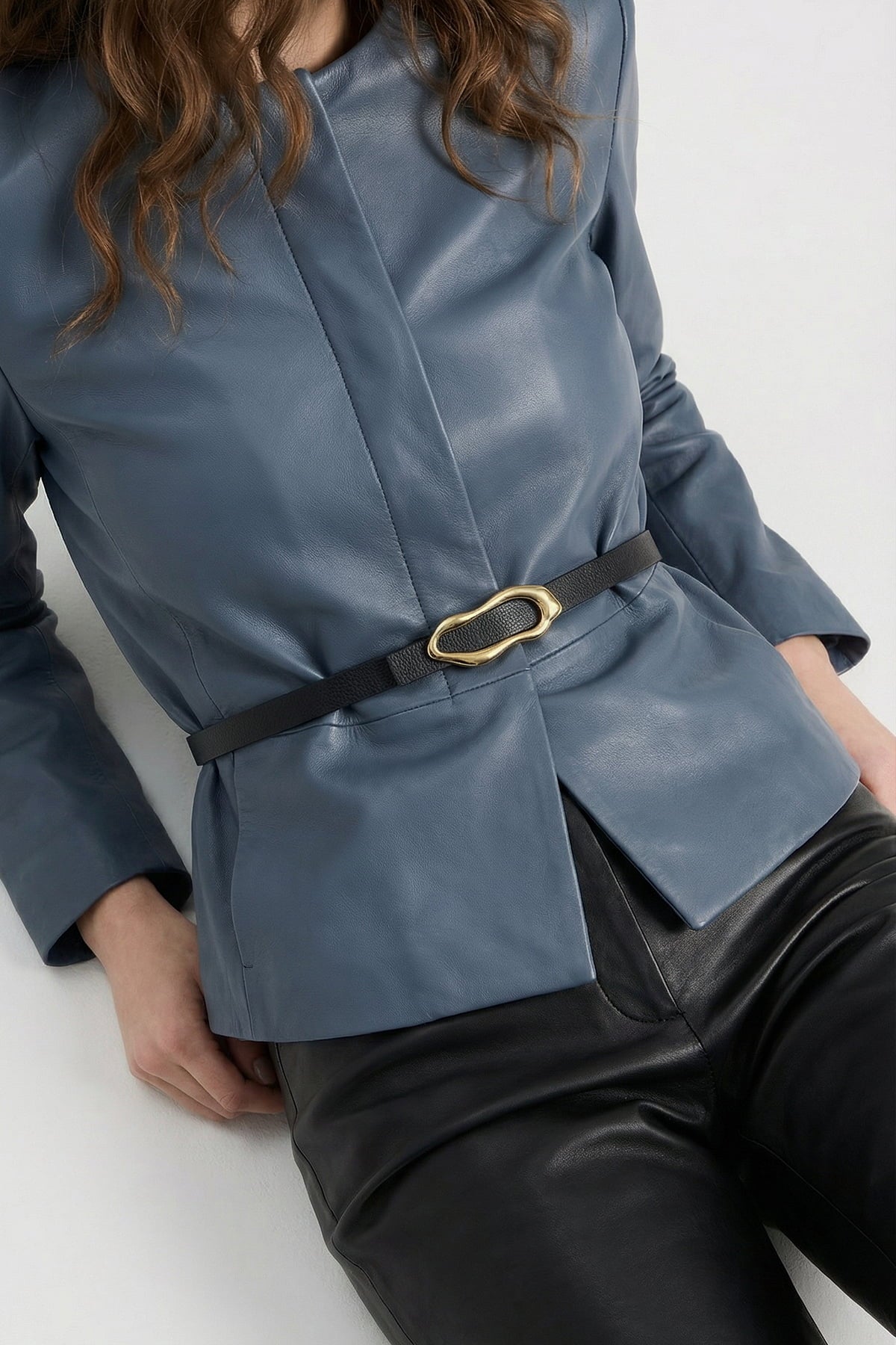 Milleniva Mavi deri ceketle kombinli, altın tokalı siyah deri kadın kemeri.