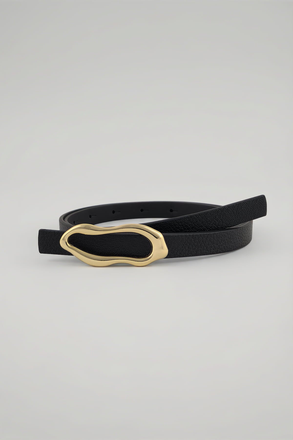 Milleniva altın tokalı ince siyah deri kemer.