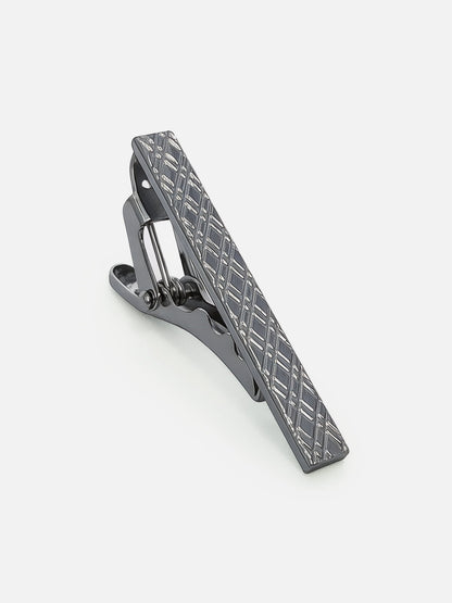 Milleniva gümüş renk metal slim elmas desenli kravat iğnesi. Erkekler için klasik giyim aksesuarı.
