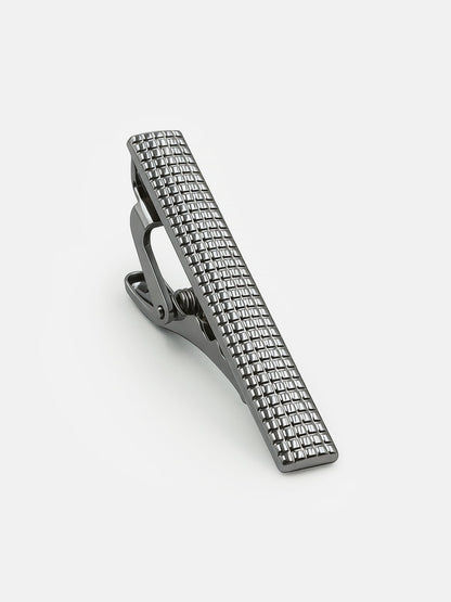 Milleniva slim gümüş metal kravat iğnesi. Nokta desenli, erkek klasik giyim aksesuarı. İş ve davet için şık seçim.