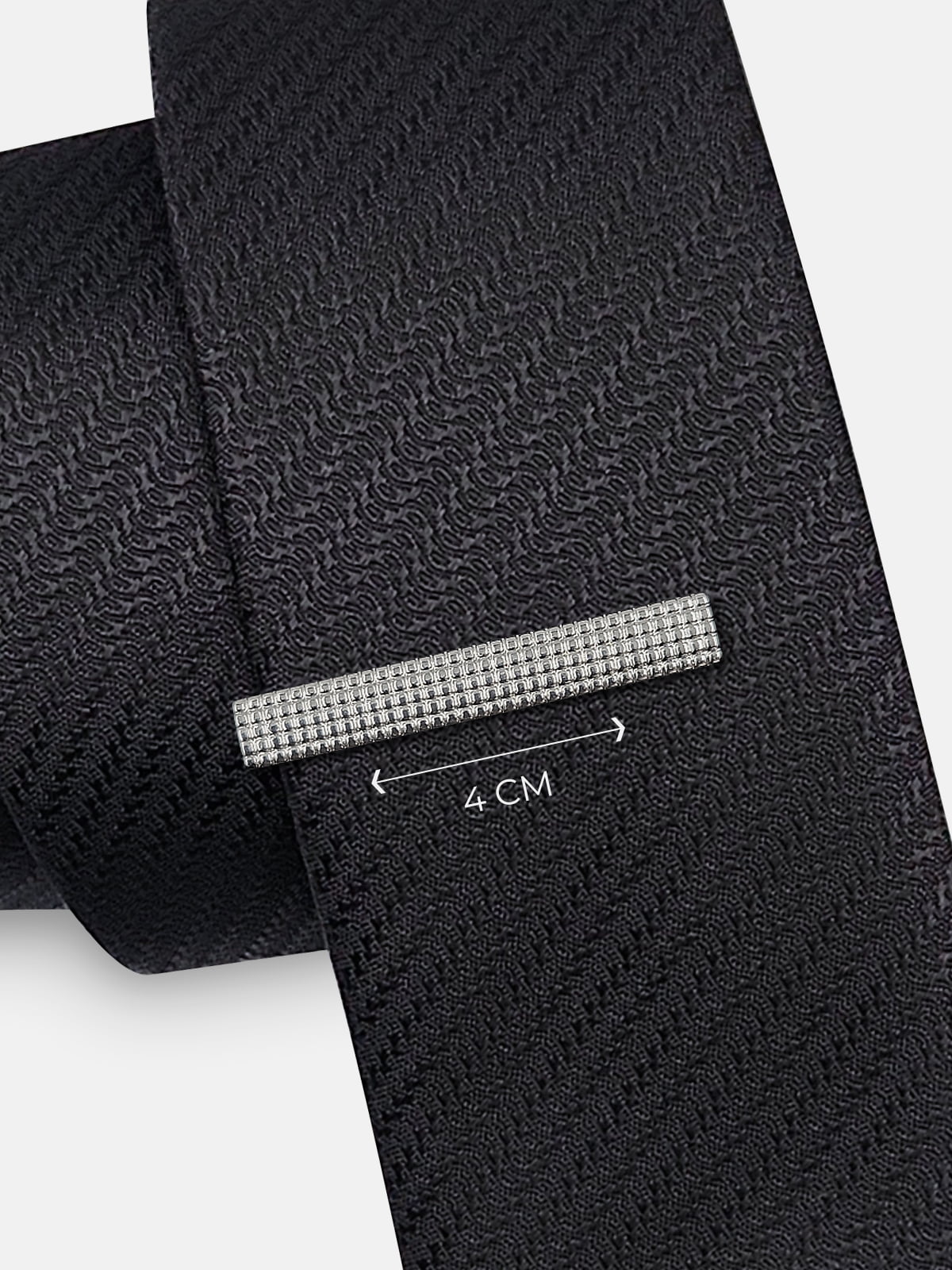 Milleniva 4 cm slim kravat iğnesi, nokta desenli gümüş renk. Erkek takım elbise aksesuarı, iş ve özel günler.
