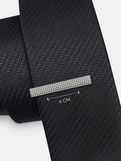 Milleniva 4 cm slim kravat iğnesi, nokta desenli gümüş renk. Erkek takım elbise aksesuarı, iş ve özel günler.