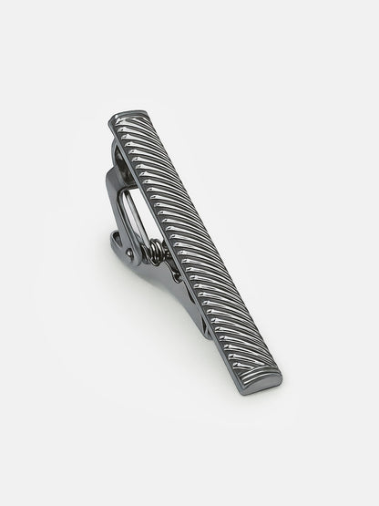 Milleniva slim burgu desenli gümüş metal kravat iğnesi. İş ve klasik erkek giyim aksesuarları.