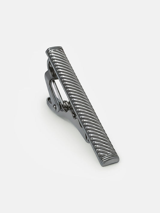 Milleniva slim burgu desenli gümüş metal kravat iğnesi. İş ve klasik erkek giyim aksesuarları.