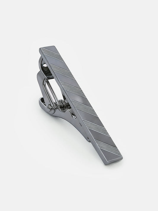 Milleniva slim gümüş metal kravat iğnesi. Şerit desenli, klasik erkek aksesuarı. İş ve davet için ideal.