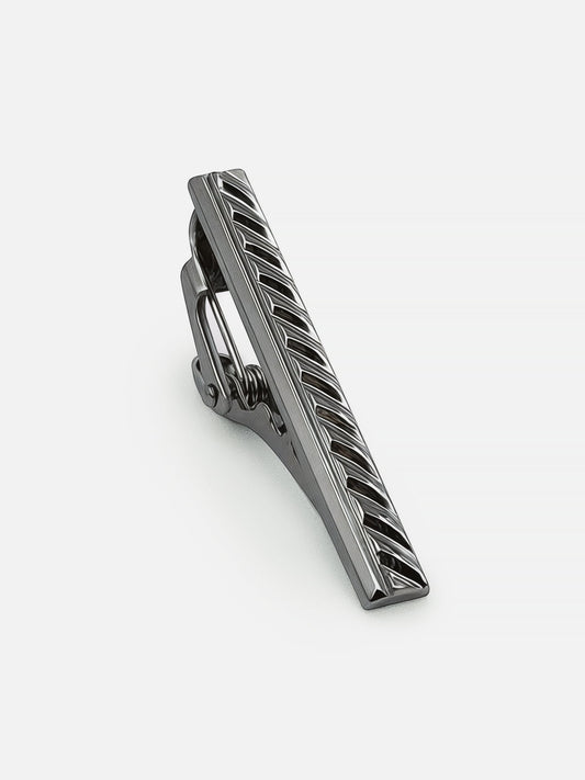 Milleniva slim burgu desenli gümüş metal kravat iğnesi. İş ve davet için klasik erkek aksesuarı.