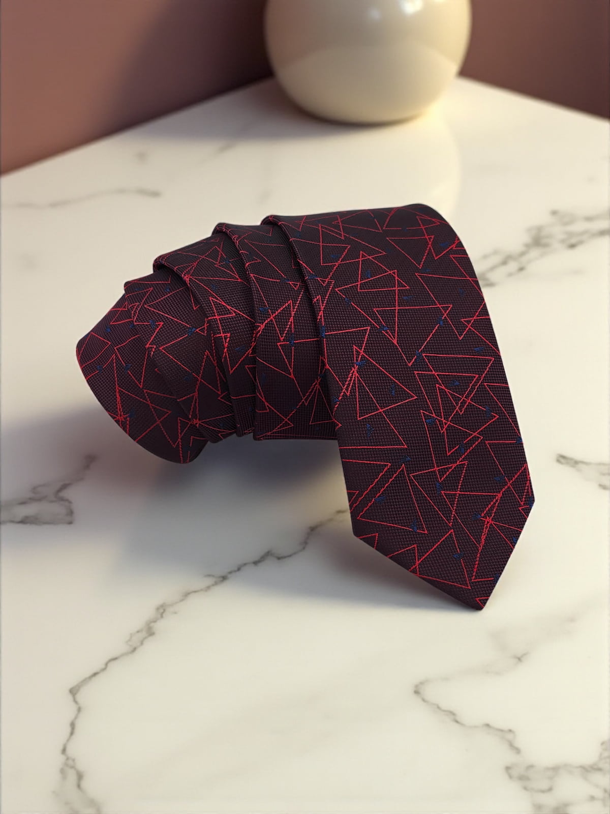 Milleniva bordo renk geometrik desenli mikrofiber erkek kravat. Şık ve modern.