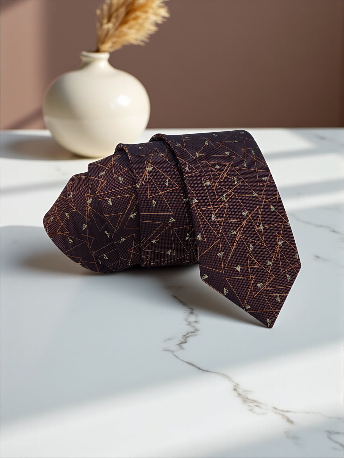 Milleniva bronz kahve geometrik desenli mikrofiber erkek kravat. Şık ve modern.