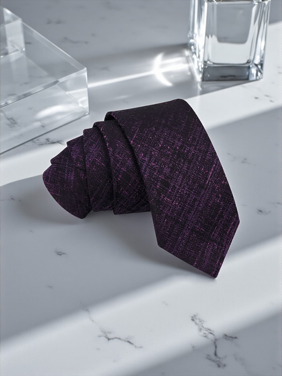 Milleniva %100 mikrofiber mor kırçıl desenli kravat. Özel kutulu, kaliteli erkek aksesuarı.
