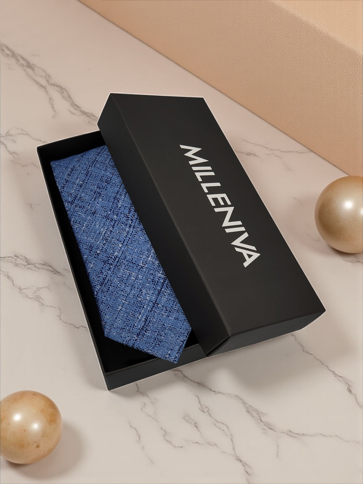 Milleniva 100% mikrofiber kırçıl desenli mavi kravat. Özel kutulu, kaliteli ve dayanıklı erkek giyim aksesuarı.