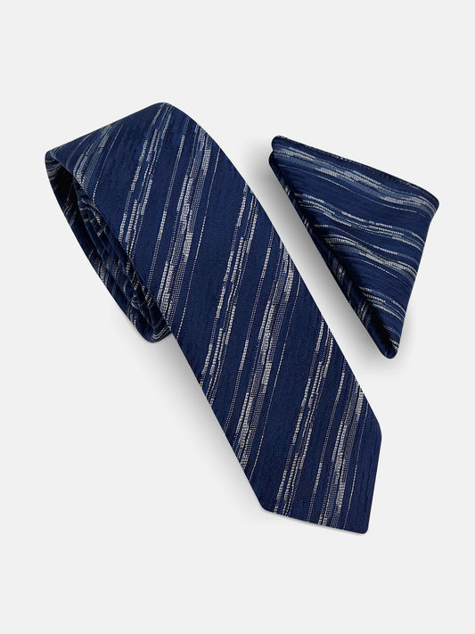 Milleniva lacivert slim fit mikrofiber kravat ve mendil seti. Erkekler için şık, çizgi desenli klasik aksesuar.